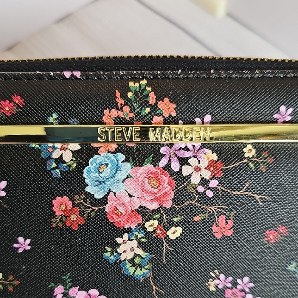 Steve Madden Black Floral Zip Around Wallet/Wristlet - Picture 2 of 12